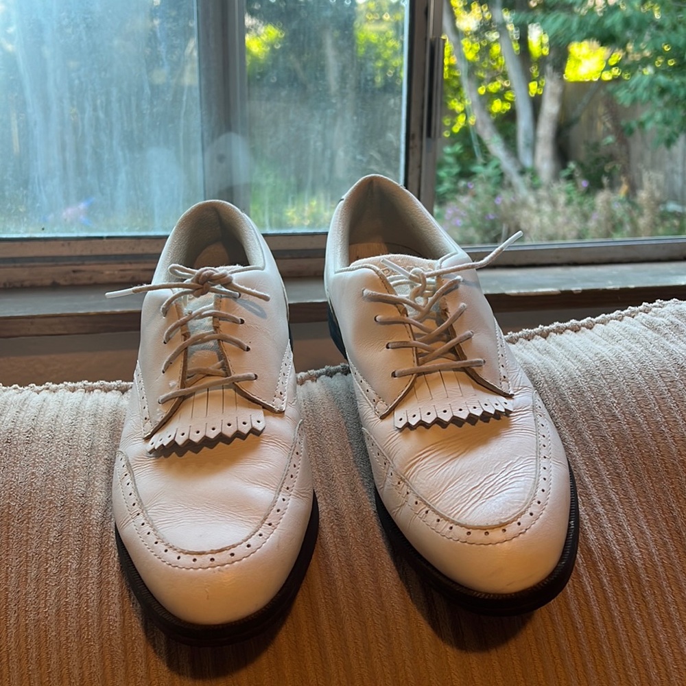 White shoes Size 9 US/ 7 UK/ 40 1/2 EUR. Unisex